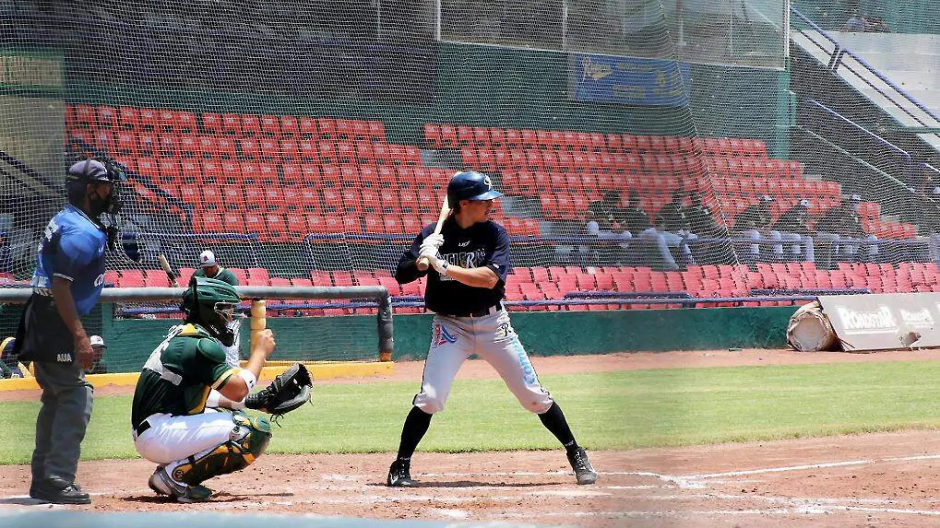 Beisbolistas en el campo de juego